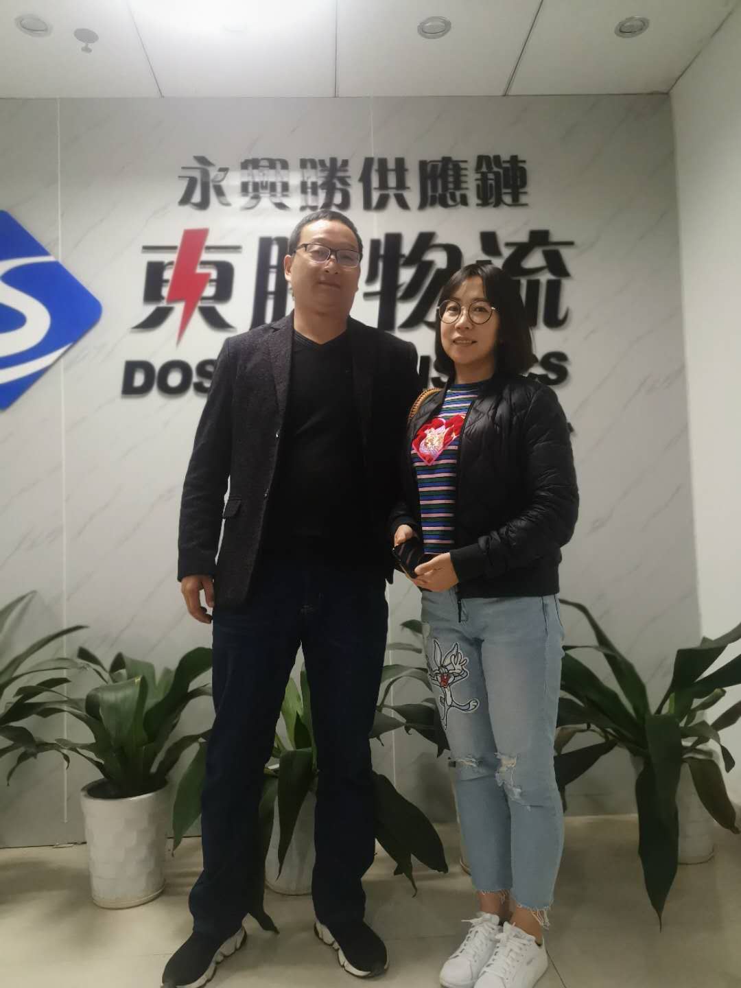 浙江某貨運公司運輸香港圓滿完成！客戶合影留念