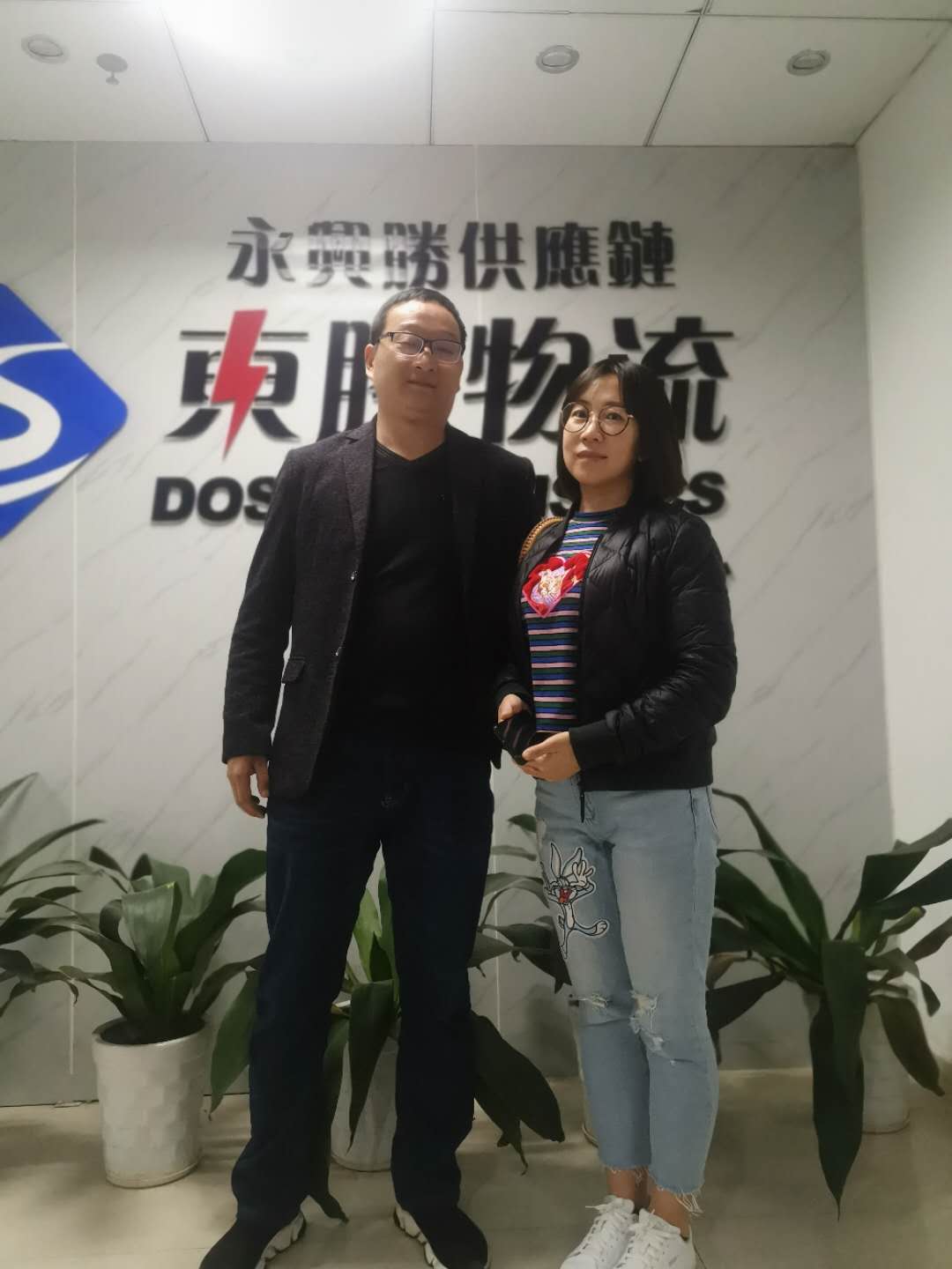 浙江某貨運公司運輸香港圓滿完成！客戶合影留念