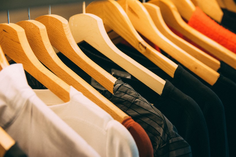 服裝布料進(jìn)出口，服裝運(yùn)輸?shù)较愀?，服裝發(fā)貨到香港