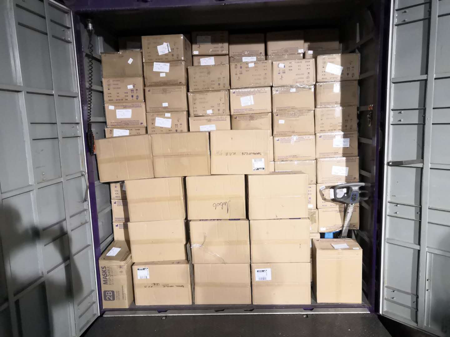 防護(hù)物資出口運(yùn)輸；口罩裝車運(yùn)輸?shù)较愀郯咐龍D